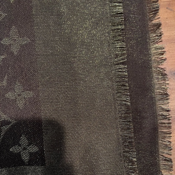 Châle Monogram Silk Scarf - Picture 4 of 4